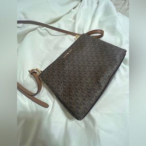 Trisha Medium logo crossbody bag